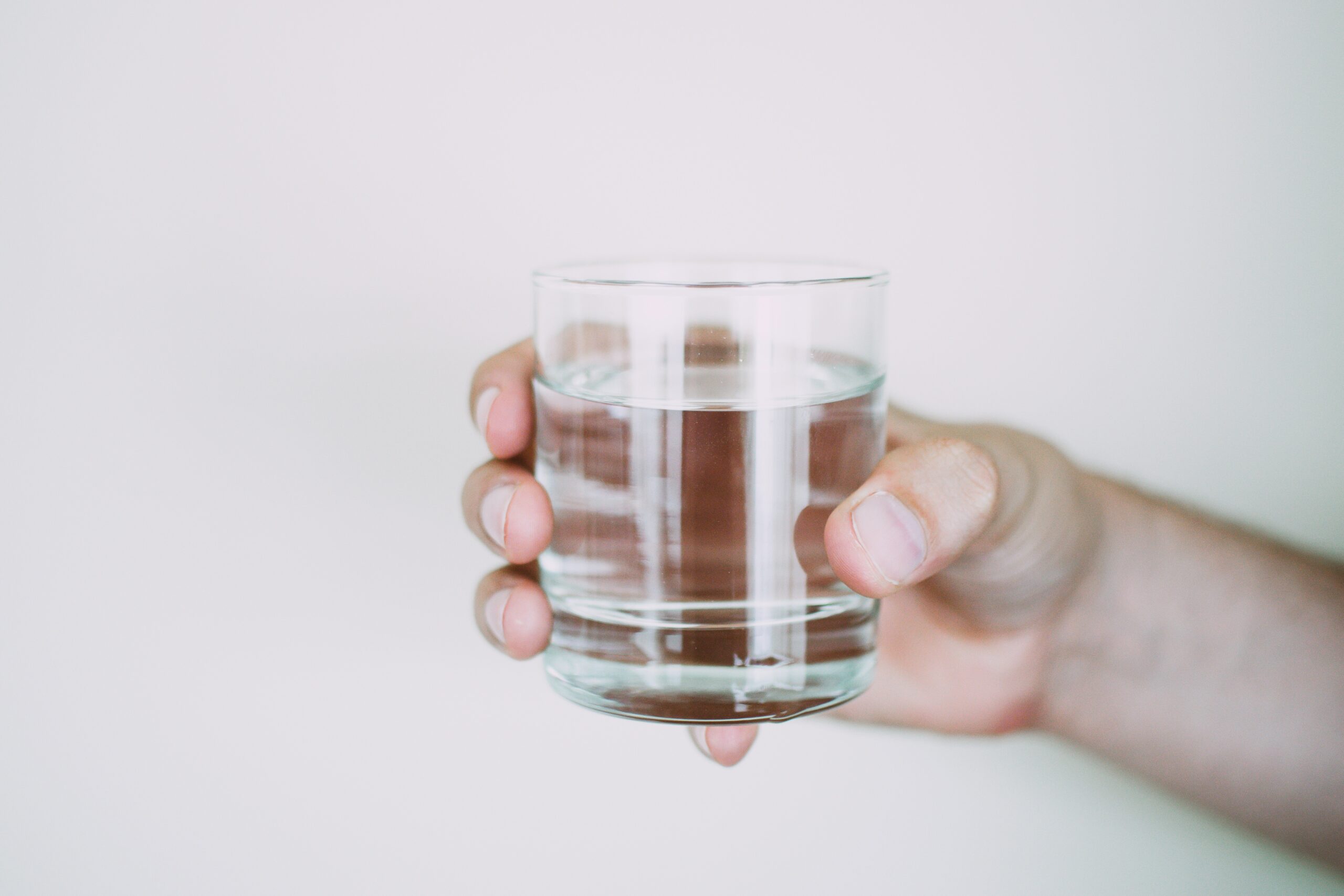 Por qué se pone un vaso con agua debajo de la cama Notigram