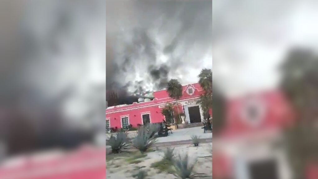 Incendio en Hotel Krystal de Cancún obliga el cierre del Boulevard Kukulcán; no hay heridos