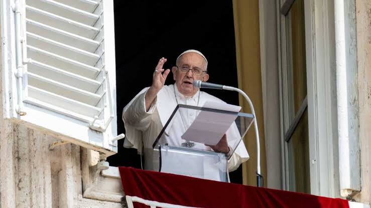 Papa Francisco reaparece ante fieles tras operación de hernia