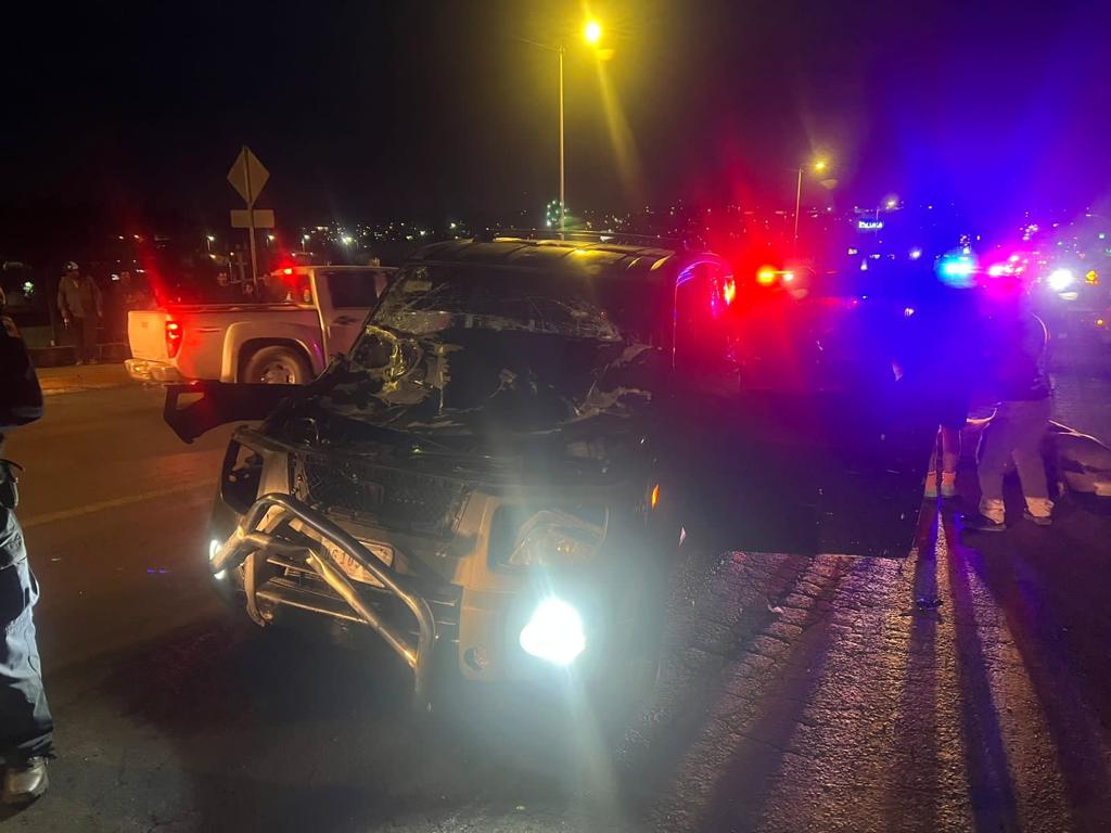 Camioneta choca con una vaca; dos lesionados