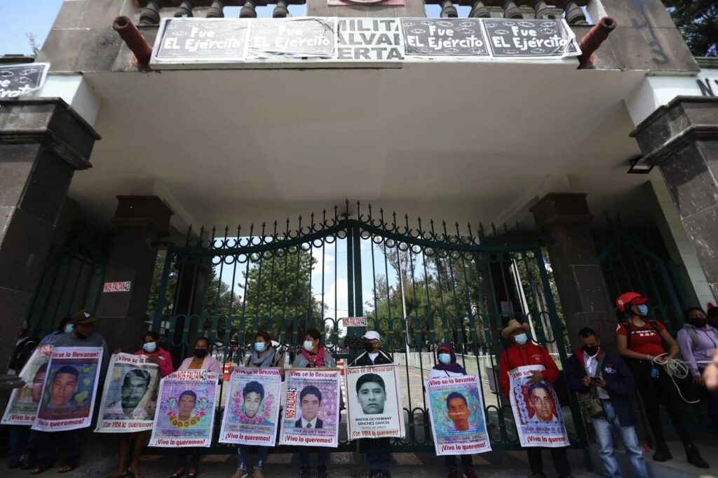 Detienen a ocho militares por caso Ayotzinapa