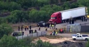 Detienen a cuatro mexicanos en Texas por la muerte de 53 migrantes en tráiler