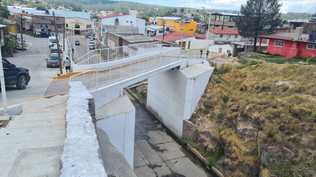 Piden poner atención a jóvenes que arrojan piedras desde un puente