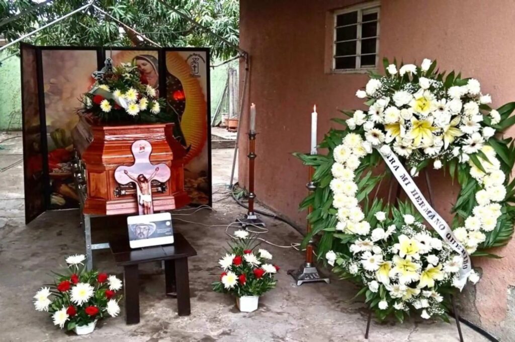 Despiden a Hipólito Mora en su casa en La Ruana, Michoacán