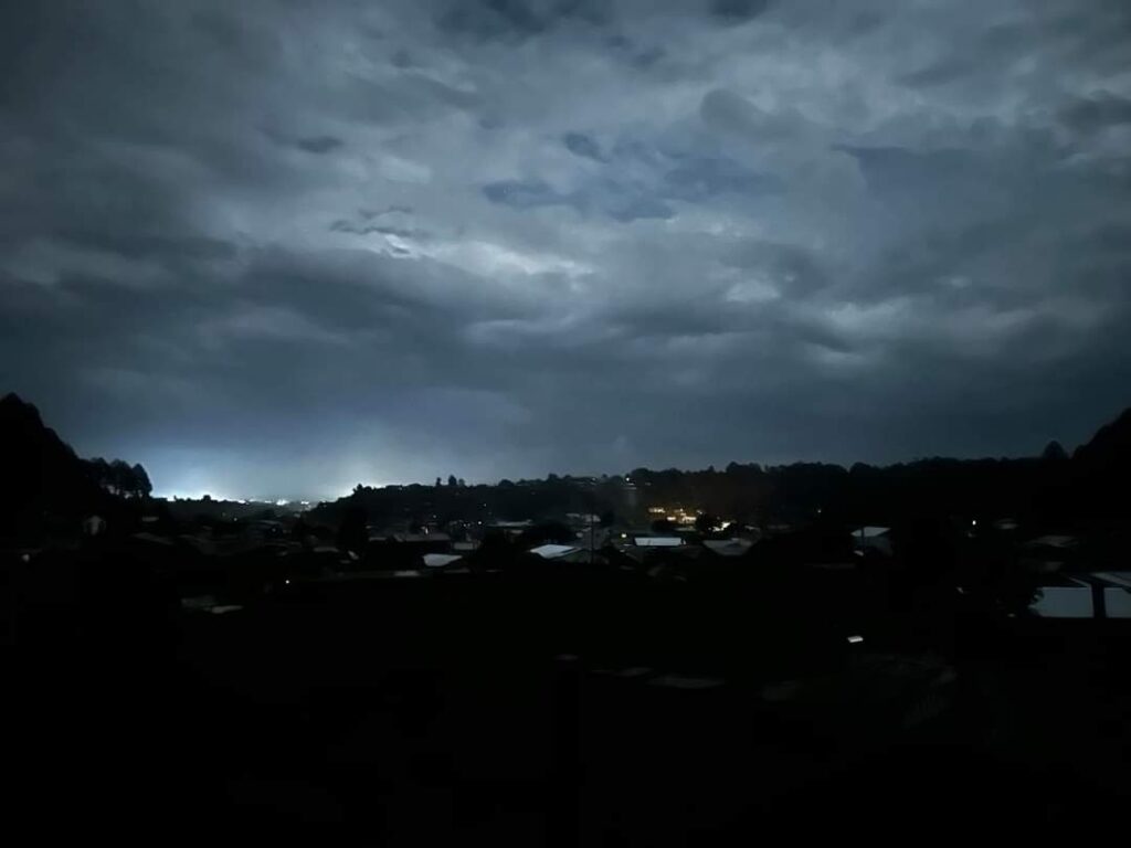 Por más de 12 horas se fue la energía eléctrica y señal telefónica