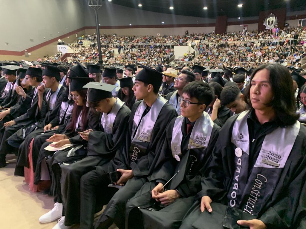 Emociones encontradas en mega graduación de alumnos de Cobaed