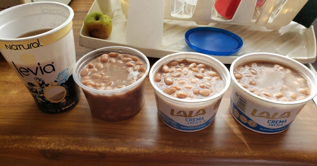 Reutilizar los envases de yogur o crema para guardar frijoles podría ser cancerígeno