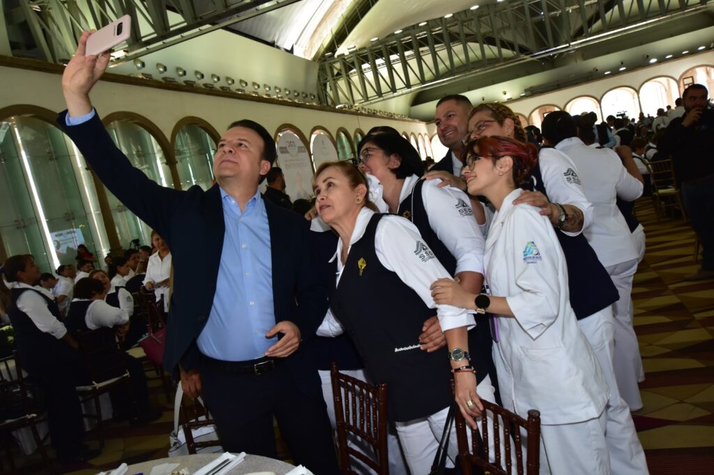 Gobernador cumple con justicia salarial a 125 enfermeras y enfermeros
