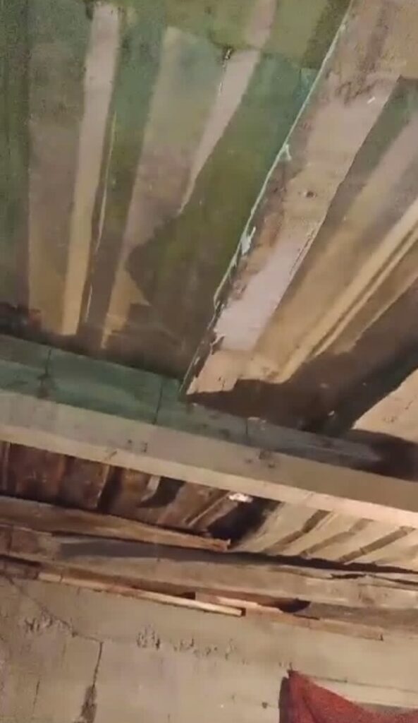 Pide ayuda con hule o láminas, dice que llueve más adentro que afuera de su casa