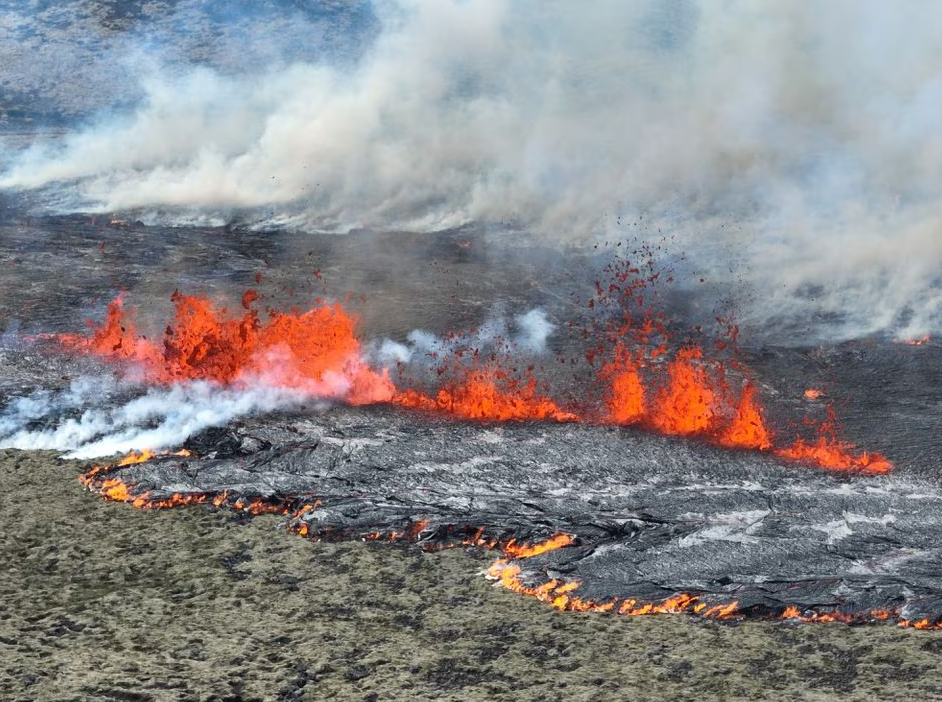 Volcán erupciona muy cerca de la ciudad de Reykjavik en Islandia
