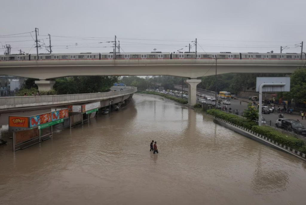 Inundaciones en India fuerzan el racionamiento de agua
