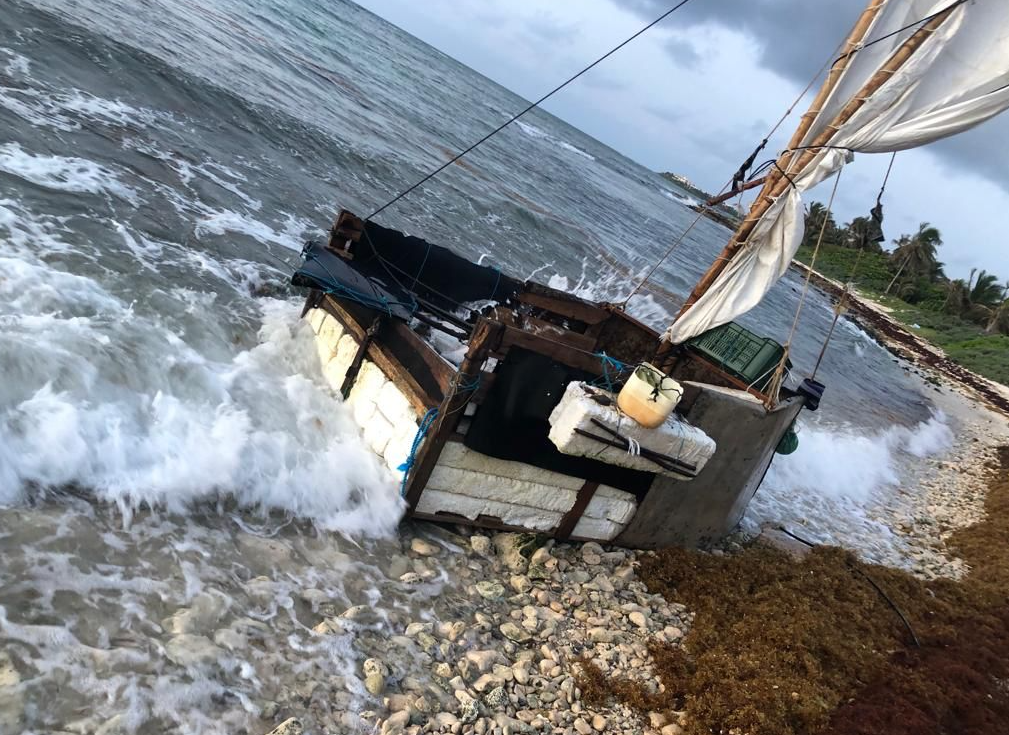 Seis migrantes cubanos llegan a Tulum en una balsa improvisada con madera y unicel