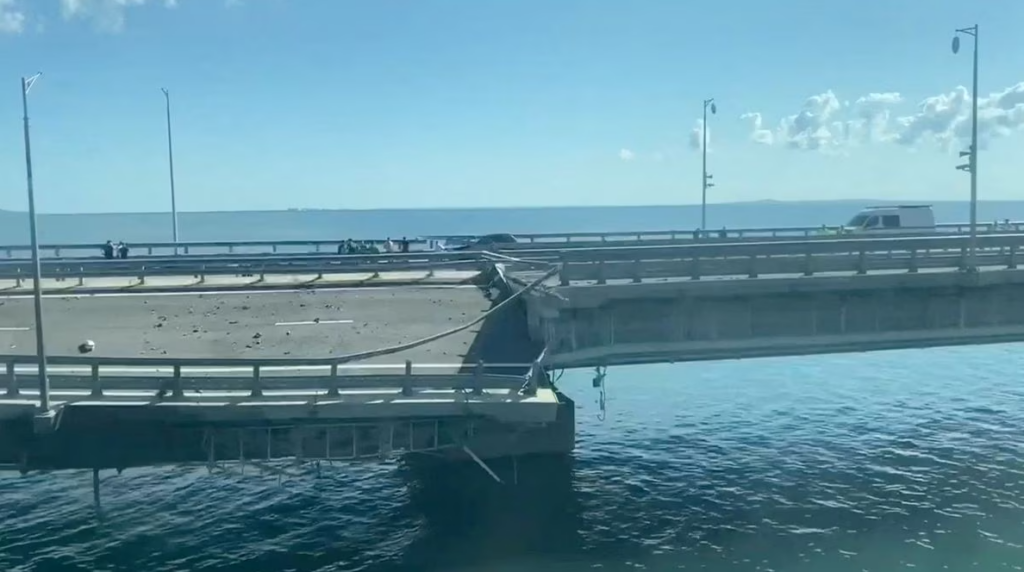 Rusia reporta una explosión en el puente de Crimea; se registran dos víctimas