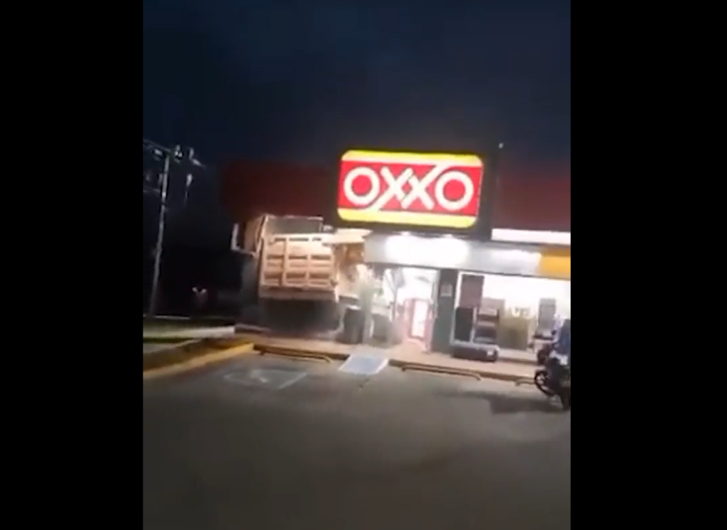 Camión de volteo impacta tienda de conveniencia en Veracruz; hay tres heridos