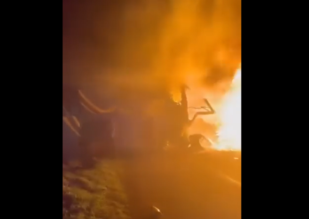 Incendio provocado por choque deja seis muertos en carretera de Michoacán