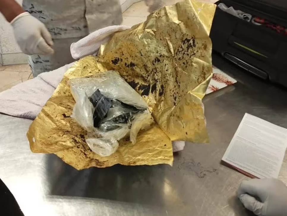Detienen a un hombre que viajaba con un paquete de cocaína en el Aeropuerto Internacional de Cancún