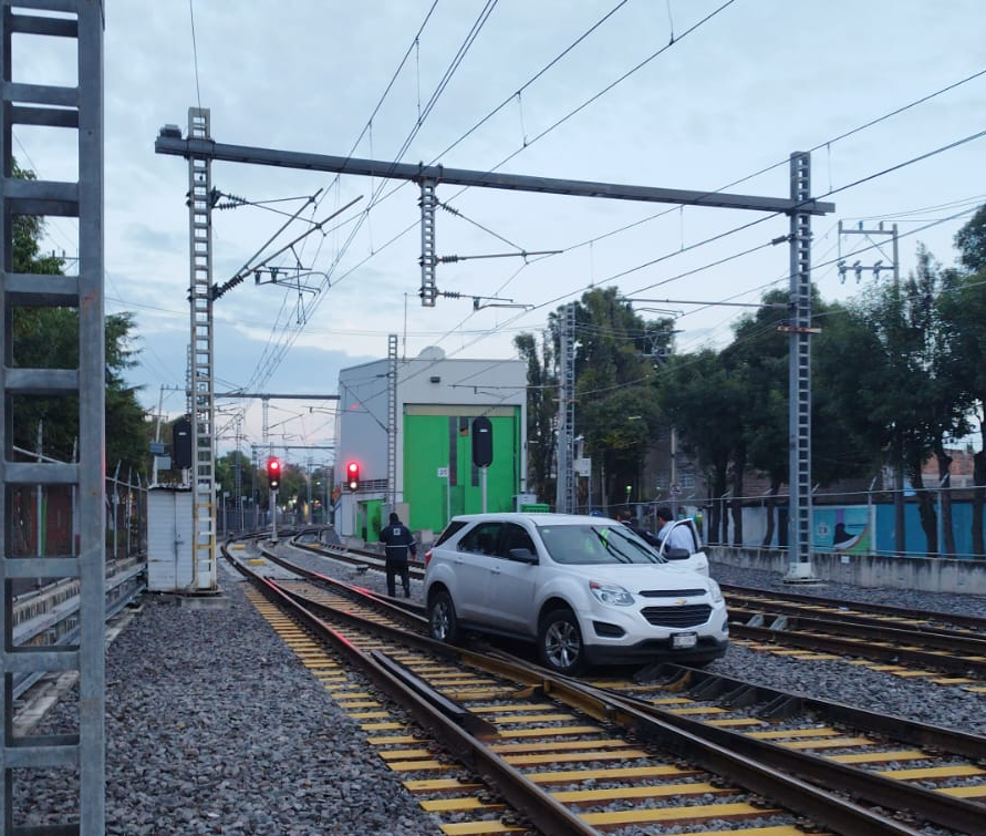 Automovilista se mete a las vías del Tren Ligero en la CDMX