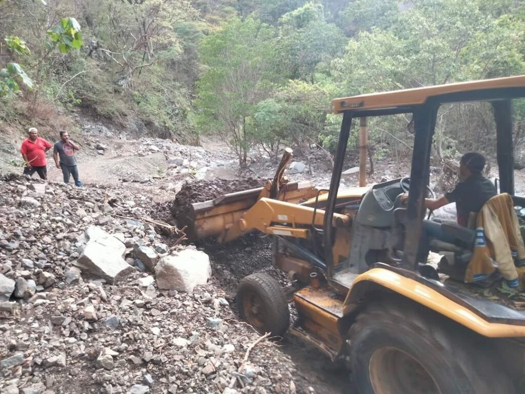 Derrumbe en carretera de San Antonio de Ánimas a Los Naranjos