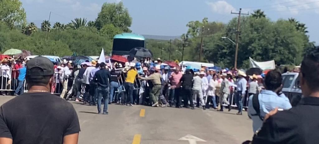 Ciudadanos rompen tres filtros de seguridad para llegar a AMLO y exigir justicia
