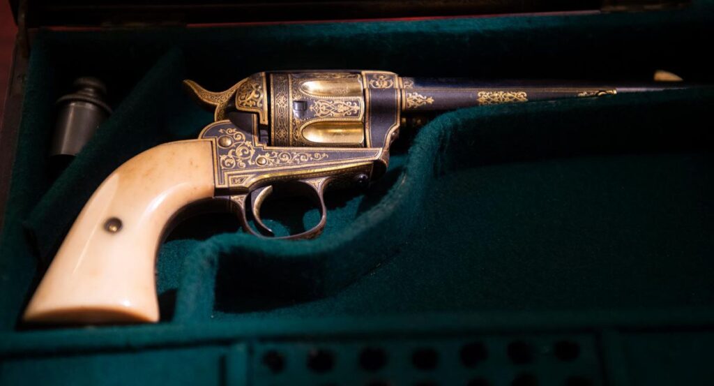 El revolver 38 milímetros de Pancho Villa que AMLO entregó a la Sedena