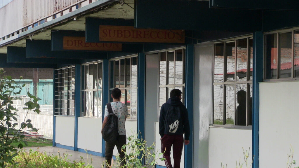 Se inconforman padres de familia por bailes de graduación  
