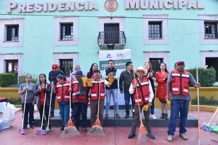 Entregan equipamiento a trabajadores de servicios de limpia