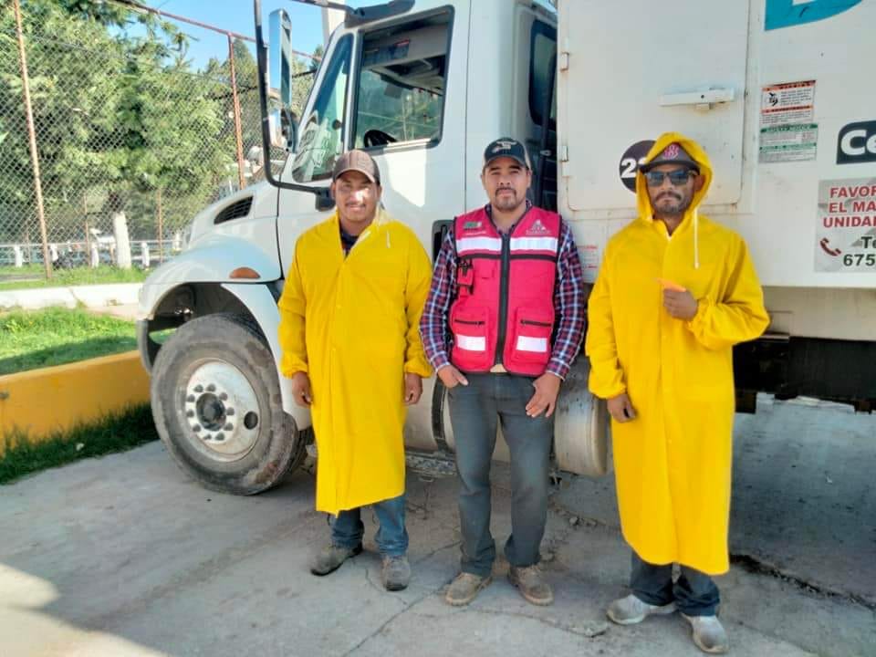 Alcalde entrega impermeables a trabajadores por temporada de lluvia