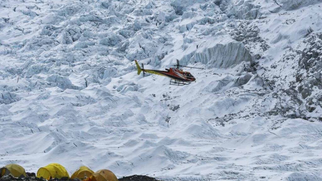 Nepal prohíbe vuelos “no esenciales” de helicópteros tras muerte de familia mexicana