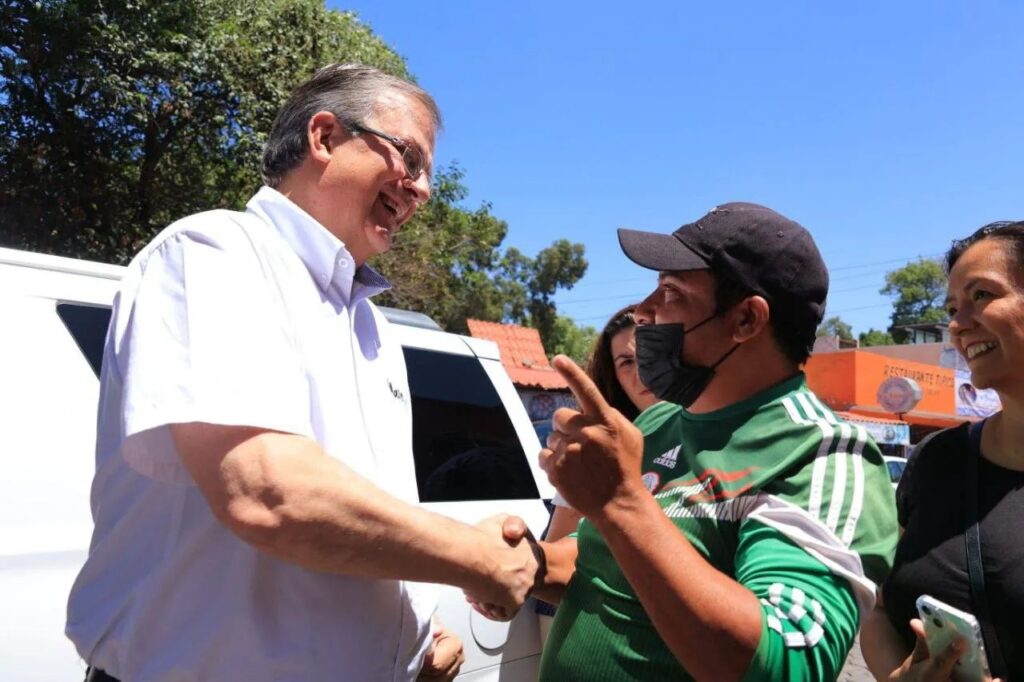 Ebrard afirma que está arriba en las encuestas