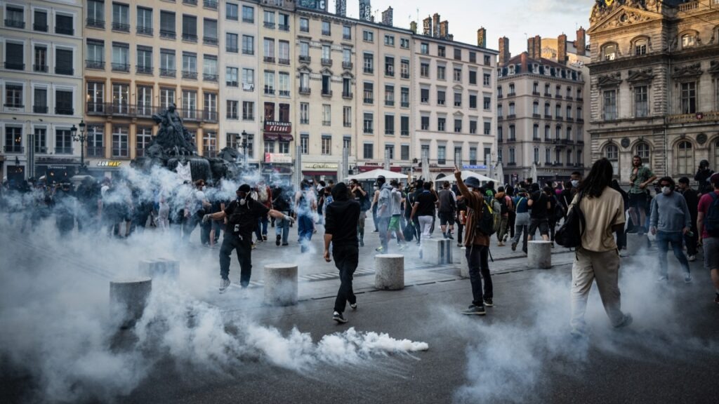 Francia: Más de 700 personas irán a prisión por participar en protestas