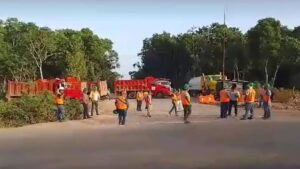 Trabajadores bloquean accesos a obras del Tren Maya; denuncian malos tratos
