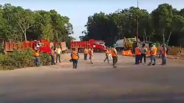 Trabajadores bloquean accesos a obras del Tren Maya; denuncian malos tratos