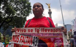 Padres de 43 normalistas de Ayotzinapa se manifiestan en CDMX