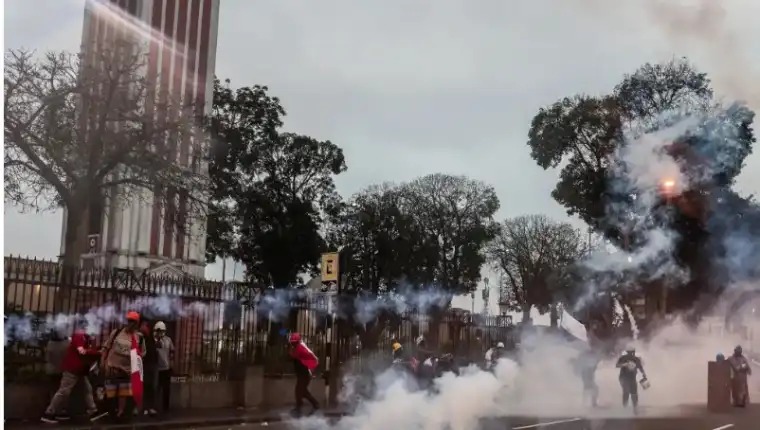 Manifestantes y Policía de Perú chocan durante homenaje a víctimas de protestas