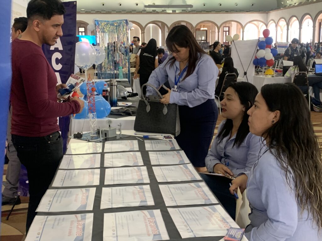 Más de 500 jóvenes en la ‘Feria del Empleo 2023’, mayoría dice que «en lo que caiga»