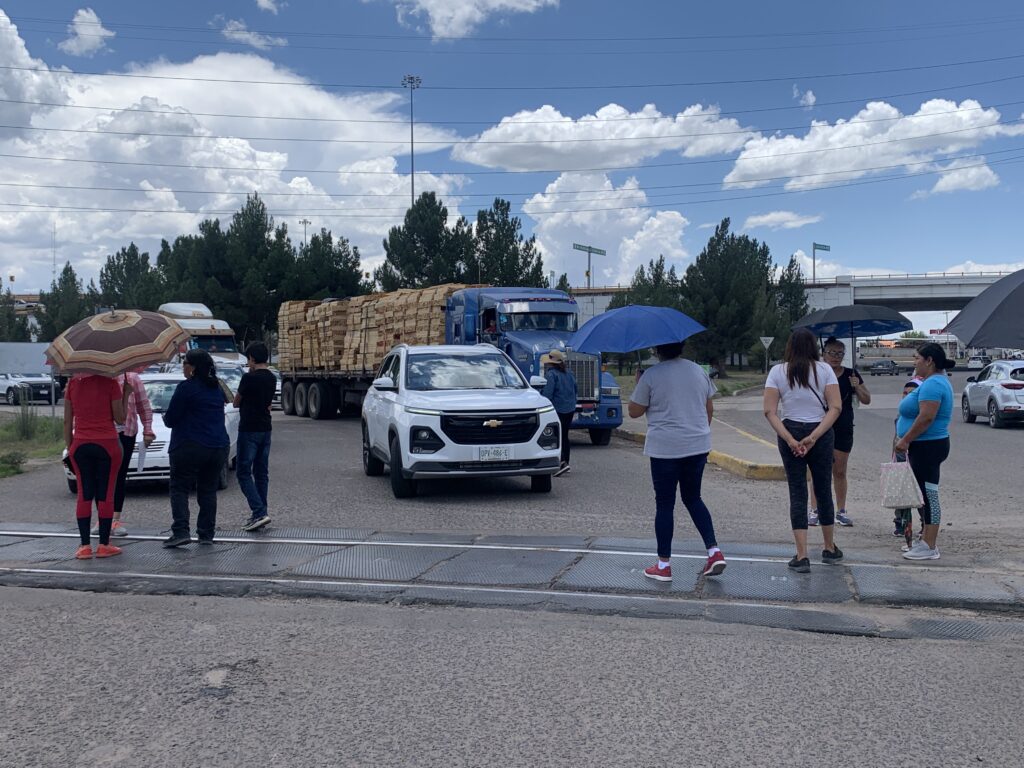 Por malas condiciones de camino, habitantes del 5 de Mayo bloquean el paso a vehículos