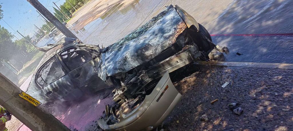 Parte su vehículo en dos al chocar contra poste, además se incendio; conductor murió