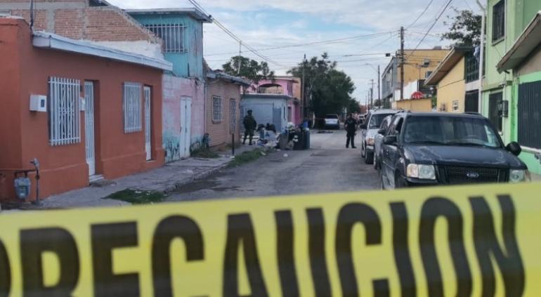 Encuentran muerto junto a botes de basura