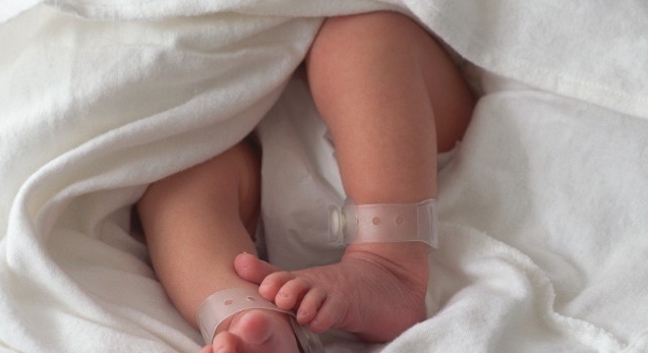 Bebé de 2 meses muere tras golpiza y violación de su padre en Argentina