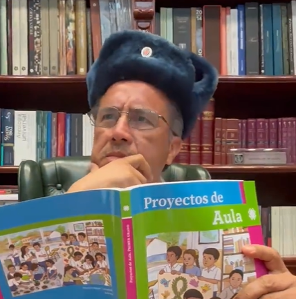 Cuitláhuac García se disfraza de ruso para defender los libros de texto