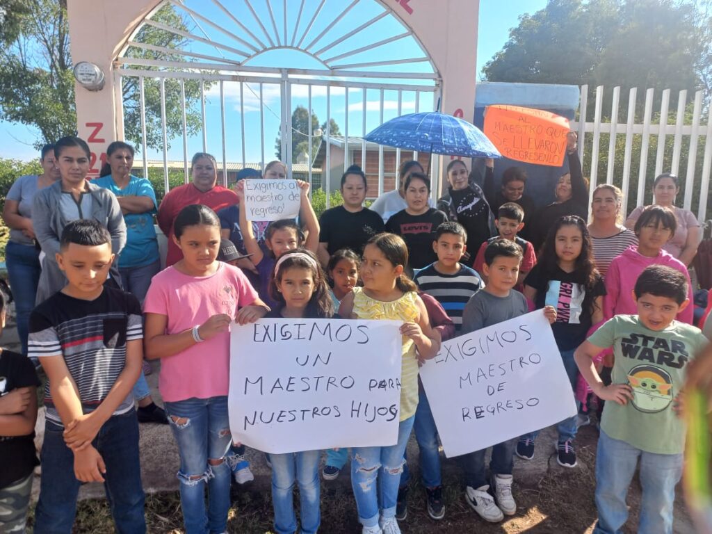 Padres de familia cierran escuelas en tres comunidades de Durango; esta fue la razón