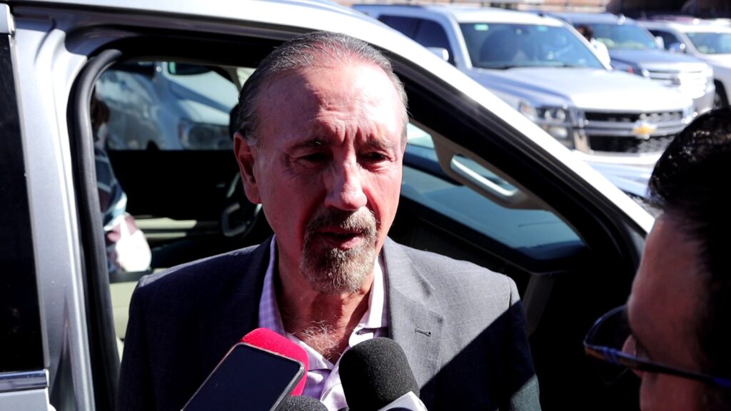 Adultos mayores piden dinero que pagaron por ‘Abrazando Almas’; Héctor Vela los invita a denunciar