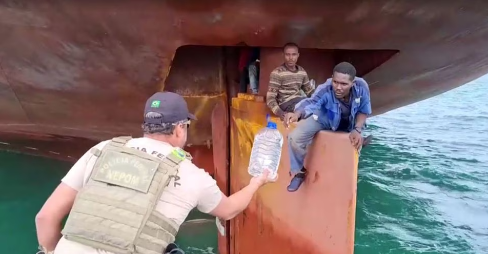 Cuatro migrantes nigerianos son rescatados en Brasil tras viajas 14 días en el timón de un barco
