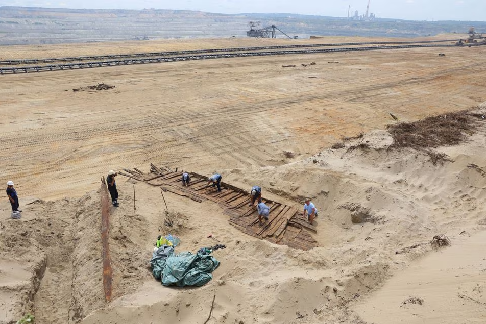 Trabajadores encuentran un barco romano antiguo en una mina de carbón en Serbia