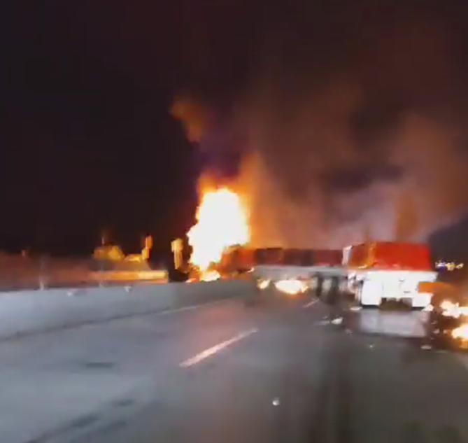 Choque e incendio de un tráiler provoca caos en Arco Norte