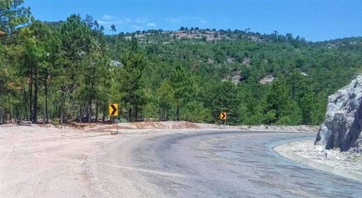 Muere conductor tras volcar en un barranco de 150 metros de profundidad en Ocampo