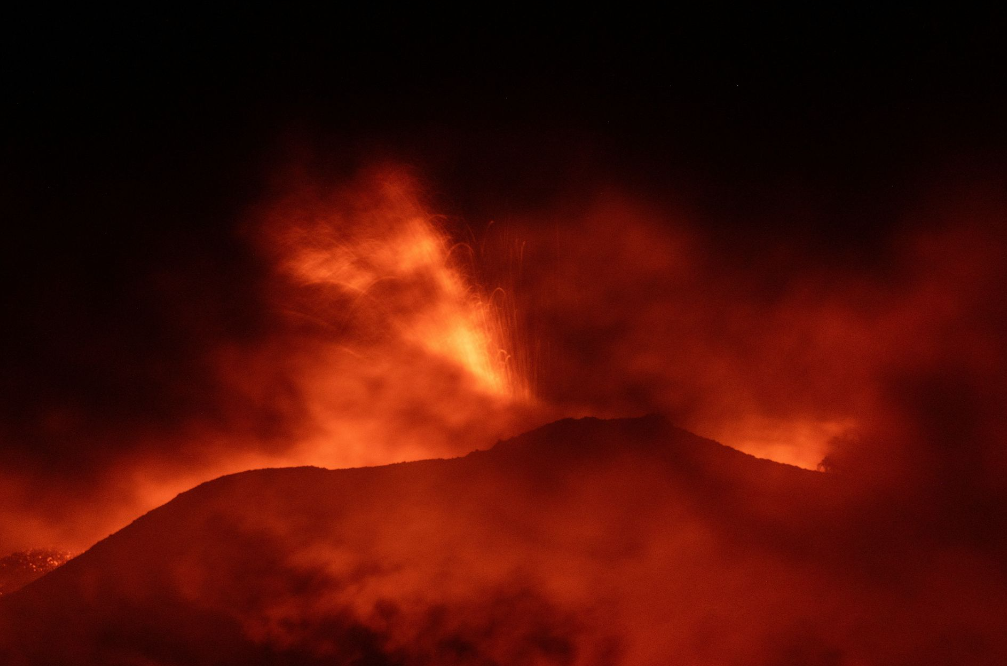 Nueva erupción del monte Etna obliga el cierre del aeropuerto de Catania en Sicilia
