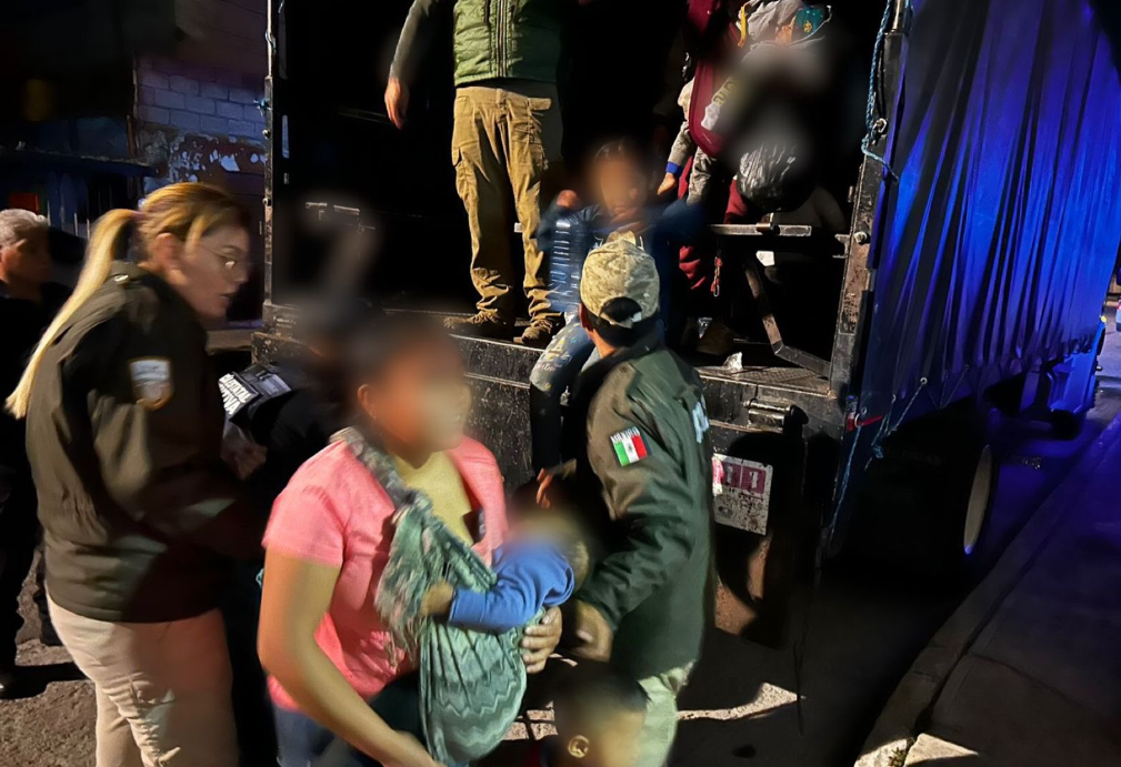Rescatan en Puebla a 231 migrantes de Guatemala y El Salvador que viajaban en un tráiler