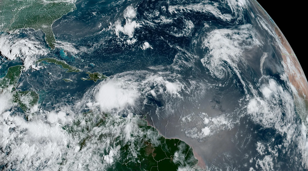 Se termina la calma en el Atlántico; ya se vigilan tres tormentas, una podría surgir en el Golfo de México
