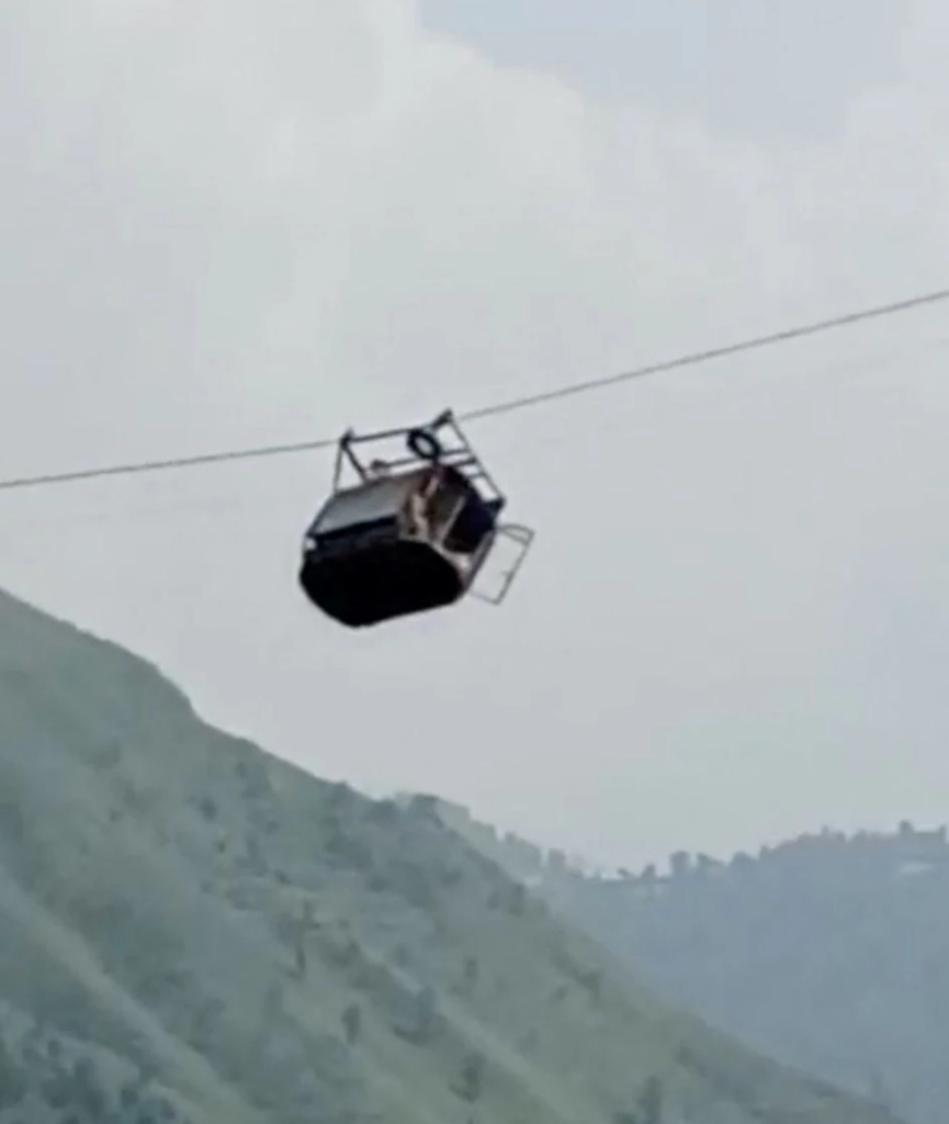 Seis niños y dos adultos quedan atrapados en un teleférico en Pakistán
